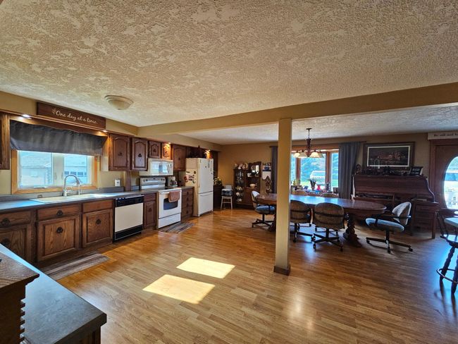 spacious kitchen | Image 23