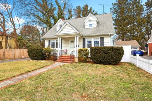 8 Manor Pl, Glen Cove, NY, 11542-3535 | Card Image