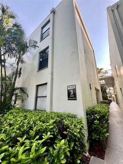 106-3 - 20300 W Country Club Dr, Condo with 3 bedrooms, 2 bathrooms and null parking in Aventura FL | Image 1