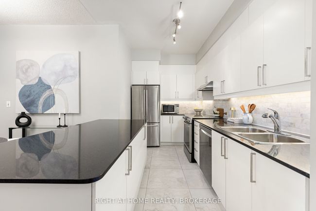 703 - 18 Beverley St, Condo with 3 bedrooms, 2 bathrooms and 2 parking in Toronto ON | Image 9