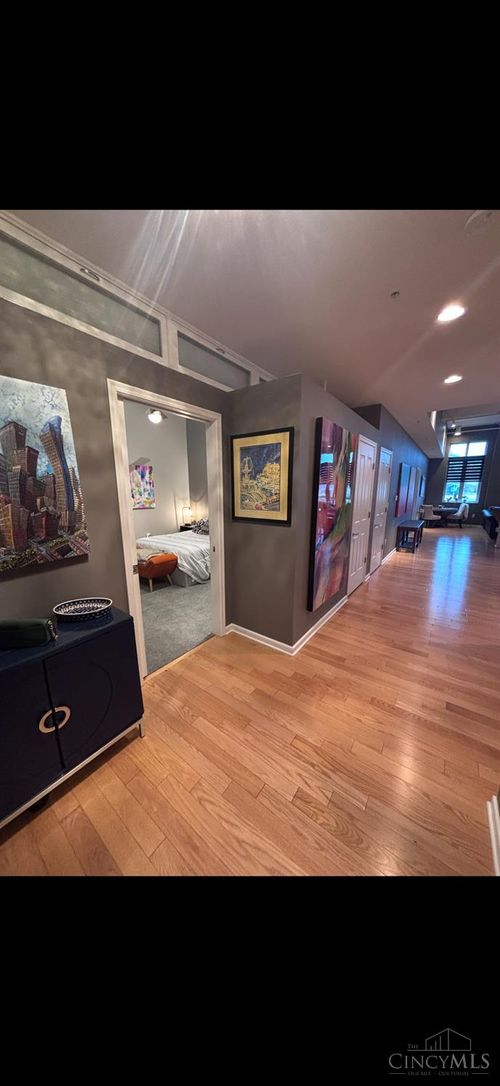 400 Pike St, Cincinnati, OH, 45202 | Card Image