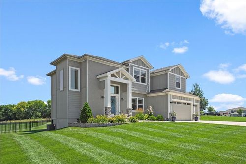 2312 Sw Morris Dr, Lee's Summit, MO, 64082-4193 | Card Image