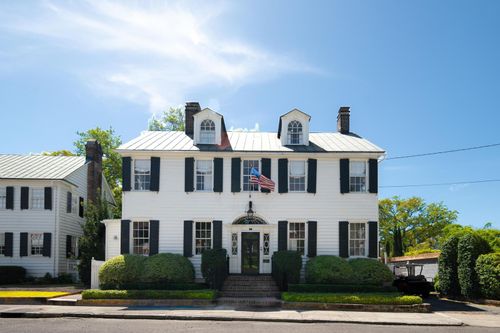 7 Lowndes St, Charleston, SC, 29401-2307 | Card Image