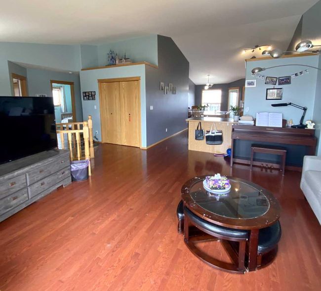 328 14 Street E, Home with 5 bedrooms, 3 bathrooms and 6 parking in Brooks AB | Image 5
