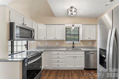 1635 20th Avenue Ct Ne, Hickory, NC, 28601-2177 | Card Image