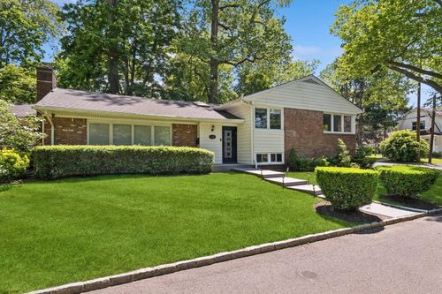 18 Woodcrest Rd, Great Neck, NY, 11024-2016 | Card Image
