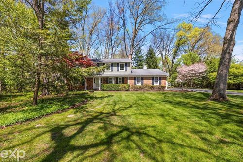 28040 Forestbrook Dr, Farmington Hills, MI, 48334-5208 | Card Image