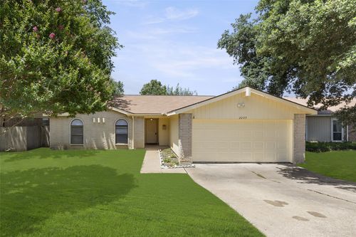 2205 Foxcroft Ln, Arlington, TX, 76014-3610 | Card Image