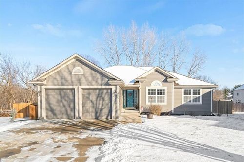 805 Nw Hawthorn Court, Grain Valley, MO, 64029 | Card Image