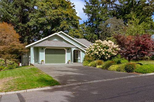 1112 Vic Pl, Central Saanich, BC, V8M1J1 | Card Image