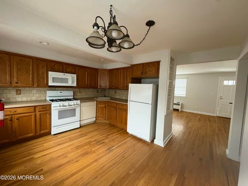 75-75 Manor Dr, Red Bank, NJ, 07701-2464 | Card Image