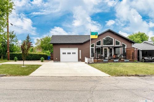 121 2nd St Ne, Ituna, SK, S0A1N0 | Card Image