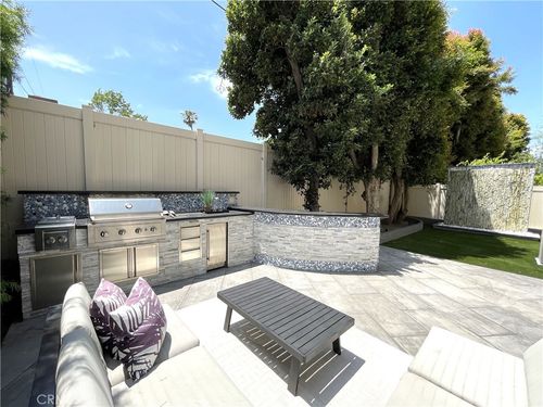 533 Daniel Freeman Cir, Inglewood, CA, 90301-4147 | Card Image