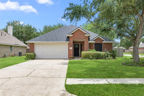212 Silverbrook Ln, Dickinson, TX, 77539-6177 | Card Image