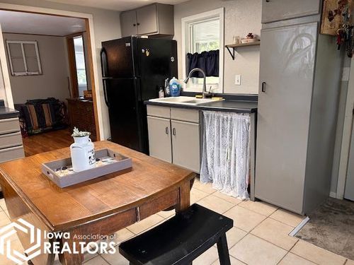 406 W Maple St, Williamsburg, IA, 52361-9445 | Card Image