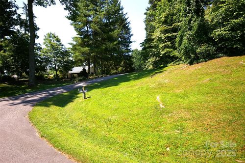 390 Sherwood Dr S, Flat Rock, NC, 28731-5519 | Card Image