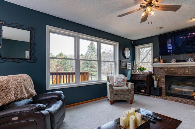 Spacious family room with (newer) windows everywhere.jpg | Image 9