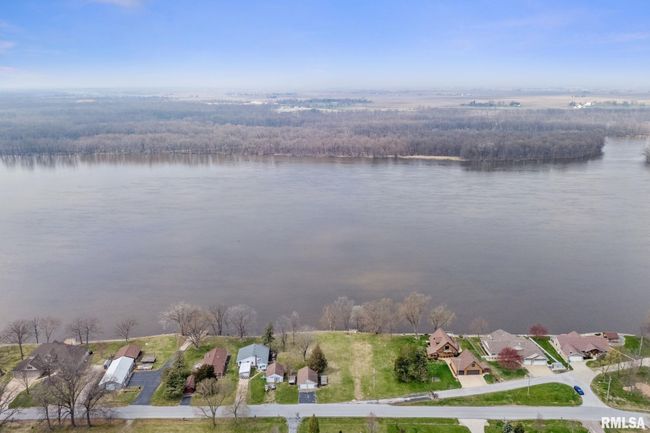 21812 River Rd N, House other with 2 bedrooms, 2 bathrooms and null parking in Cordova IL | Image 12