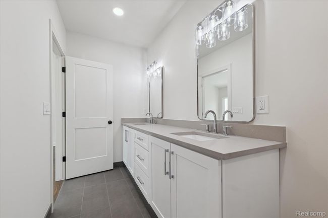 24-1105-Ivyglen-Cir-Bloomfield-Hills-MI-48304-WindowStill-34.jpg | Image 21