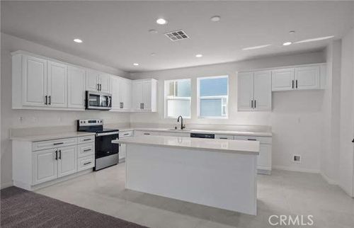 252 N Standard Ave, Santa Ana, CA, 92701-4928 | Card Image