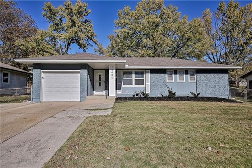 16400 E Crackerneck Rd, Independence, MO, 64055-2945 | Card Image