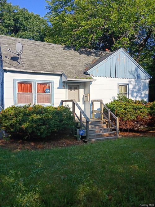 1718 N Gardiner Dr, Bay Shore, NY, 11706-1414 | Card Image