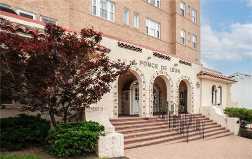 204-4555 Main St, Kansas City, MO, 64111-1841 | Card Image