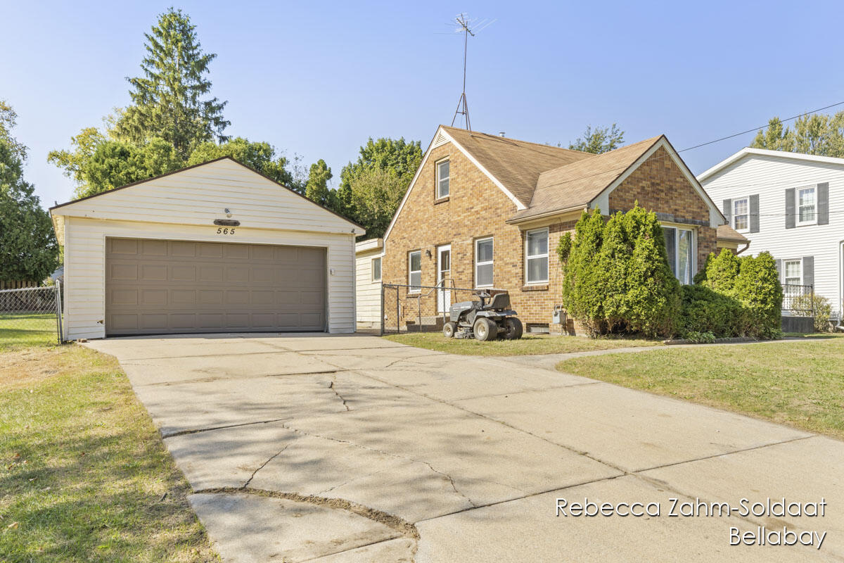 Fairfield Ave, Grand Rapids, MI 49504