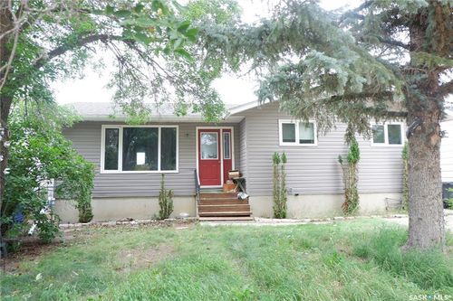 512 4th Ave E, Assiniboia, SK, S0H0B0 | Card Image