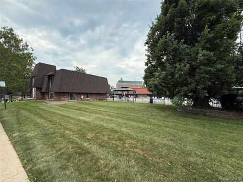 325 Riviera Dr, Saint Clair Shores, MI, 48080-1540 | Card Image
