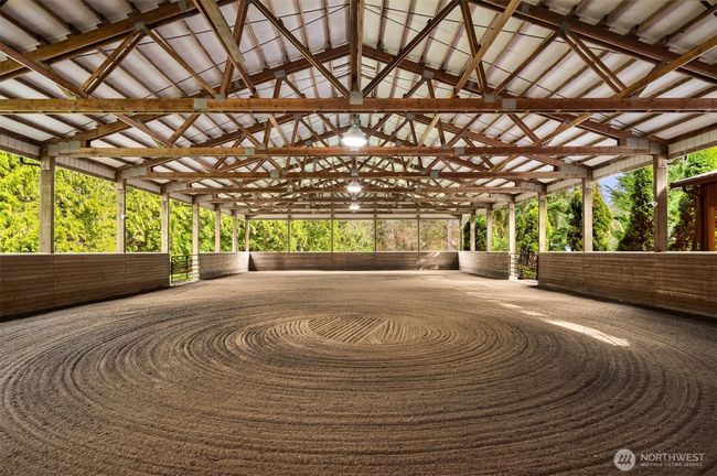 Well maintained covered arena with 2 sided sprinkler. | Image 9