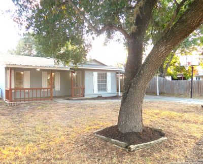 614 Crockett St, House other with 4 bedrooms, 2 bathrooms and null parking in Pleasanton TX | Image 2