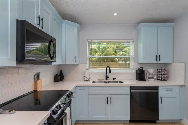 Quartz Countertops, & top of the line Black Stainless touch screen Samsung Appliances | Image 16