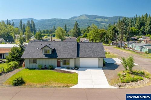 658 Sw Cedar St, Mill City, OR, 97360 | Card Image
