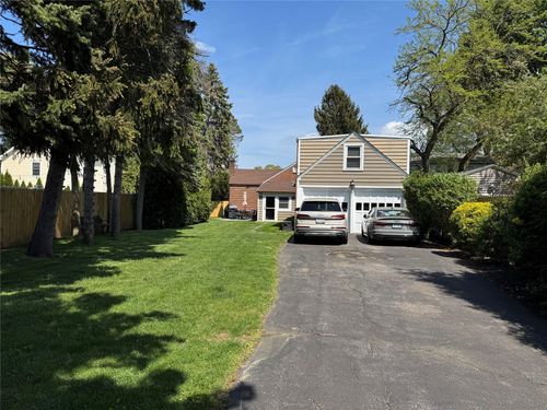 31 Johnston St, Locust Valley, NY, 11560-1218 | Card Image