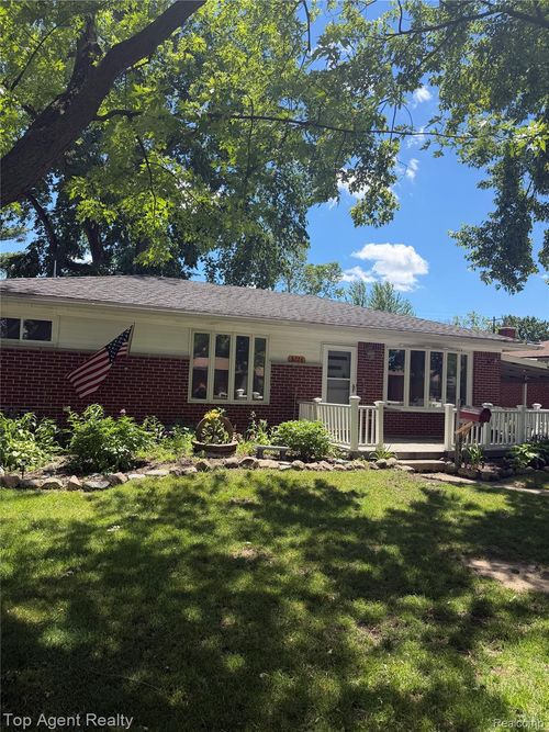 8774 Shannon Dr, Sterling Heights, MI, 48314-2526 | Card Image