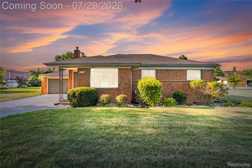 8527 Metropolitan Pkwy, Sterling Heights, MI, 48312-2739 | Card Image