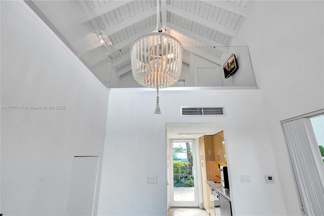 UNIT-5 - 100 S Pointe Dr, Condo with 1 bedrooms, 1 bathrooms and null parking in Miami Beach FL | Image 6