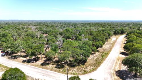 105 Scenic Oak Dr, Floresville, TX, 78114-4272 | Card Image