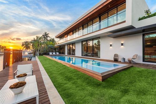 2288 Sunset Dr, Miami Beach, FL, 33140-4546 | Card Image