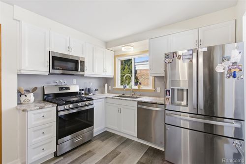 9290 Allen Rd, Allen Park, MI, 48101-1438 | Card Image