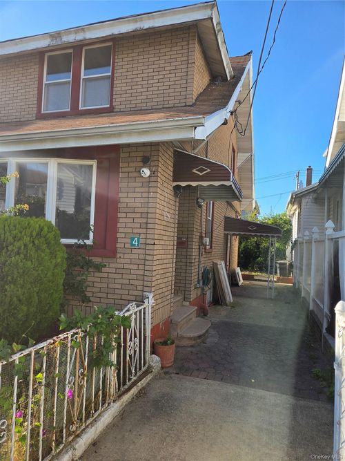 4 Highland Court, New York, NY, 11691 | Card Image