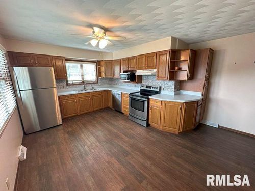 1104 15th St, De Witt, IA, 52742-1018 | Card Image