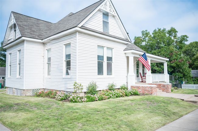 612 S Day St, House other with 4 bedrooms, 3 bathrooms and 1 parking in Brenham TX | Image 4