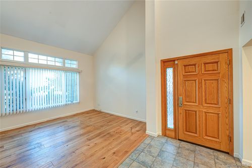 4 Cedar Ridge Ln, Bay Shore, NY, 11706-8842 | Card Image