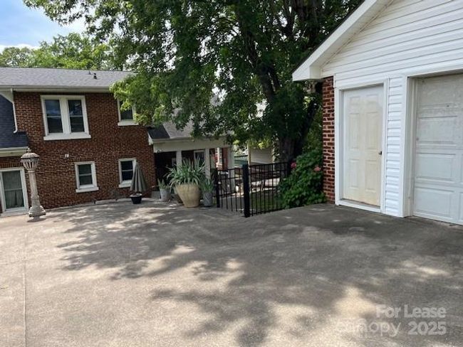 Back entrance | Image 25