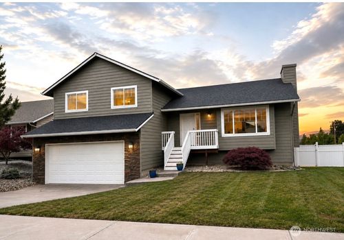 576 Saddle Rock Loop, Wenatchee, WA, 98801-9467 | Card Image