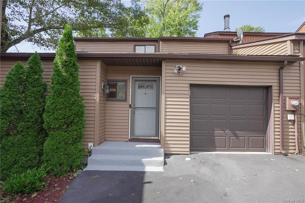 Hilltop Cir, Fishkill, NY 12524