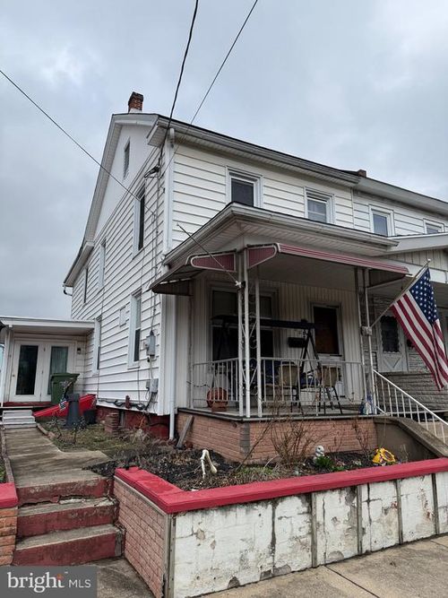 102 N Tulpehocken St, PINE GROVE, PA, 17963-1206 | Card Image
