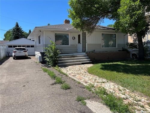 112 2nd Ave, Gravelbourg, SK, S0H1X0 | Card Image